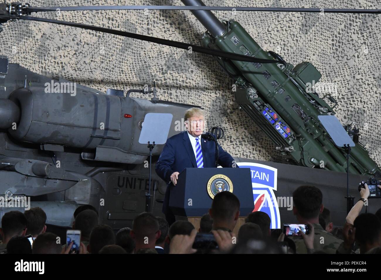 Us-Präsident Donald Trump Adressen Soldaten aus dem 10 Mountain Division bei einem Besuch der John McCain National Defense Authorization Act, den 13. August in Fort Drum, New York 2018 zu unterzeichnen. Stockfoto