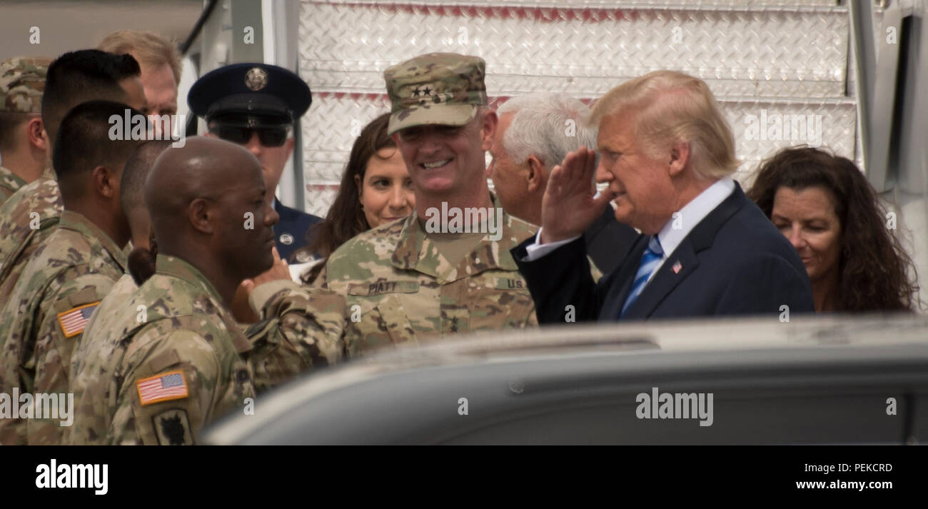 Us-Präsident Donald Trump begrüßt Soldaten als Generalmajor Walter Piatt, Kommandant des 10 Mountain Division, Zentrum, bei einem Besuch der John McCain National Defense Authorization Act, den 13. August in Fort Drum, New York 2018 zu unterzeichnen. Stockfoto