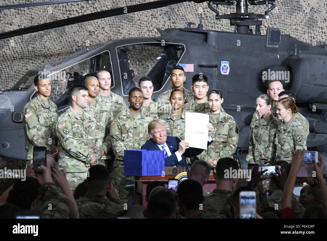 Us-Präsident Donald Trump hält die John McCain National Defense Authorization Act von Soldaten aus dem 10 Mountain Division August 13, 2018 in Fort Drum, New York umgeben. Stockfoto