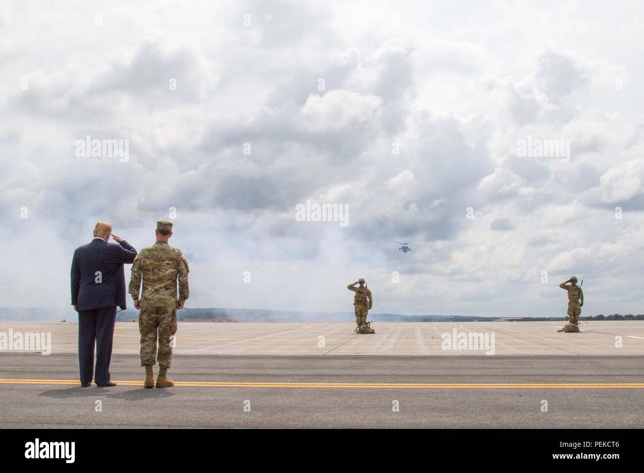 Us-Präsident Donald Trump, links, steht mit Generalmajor Walter Piatt, Kommandant des 10 Mountain Division, bei einem Besuch der John McCain National Defense Authorization Act, den 13. August in Fort Drum, New York 2018 zu unterzeichnen. Stockfoto