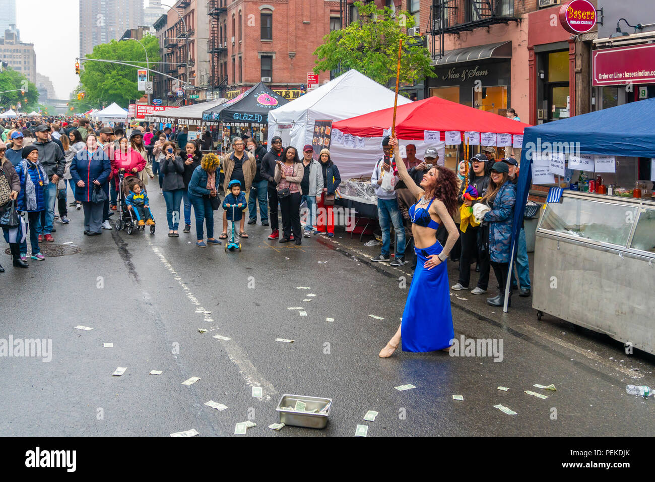 Tänzerin auf einer Straße in New York City Stockfoto