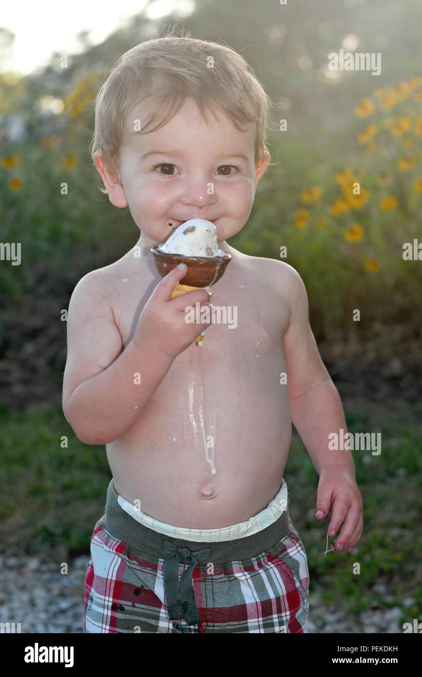 Kleinkind junge Eis essen Kegel Stockfoto