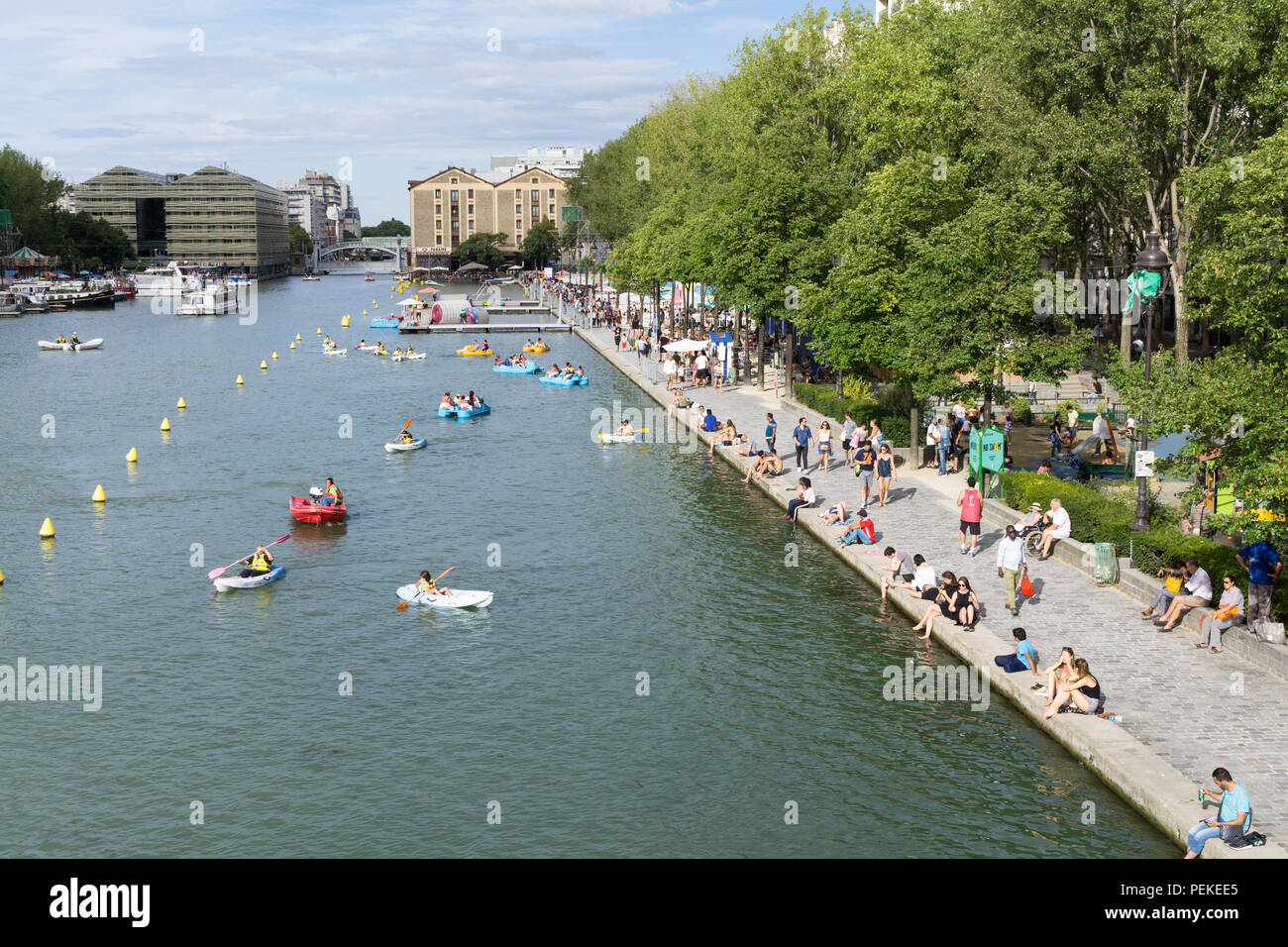 Paris Sommer - Freizeitaktivitäten nehmen jeden Sommer am Bassin de la Villette, künstlicher See im 19. arrondissement. Stockfoto