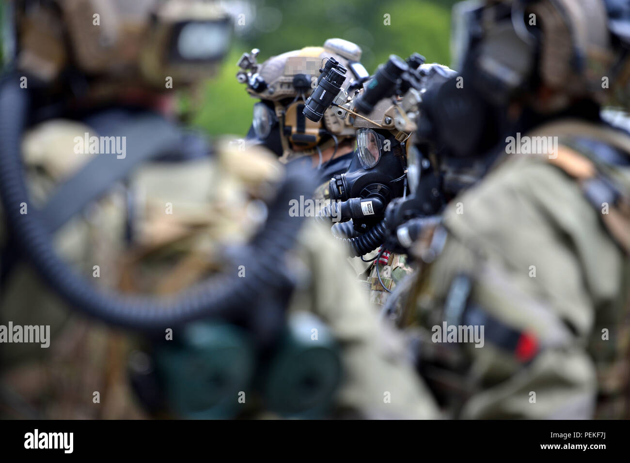 U.S. Army Special Operations Forces Soldaten beteiligen sich in einer chemischen, biologischen, radiologischen, nuklearen (CBRN) Training in der Nähe von Stuttgart, Deutschland, 18. Juli 2018. Das CBRN-Schulung bereitet Reaktion Koordination während der Verteidigung. (U.S. Armee Foto von visuellen Informationen Spezialist Jason Johnston). Stockfoto
