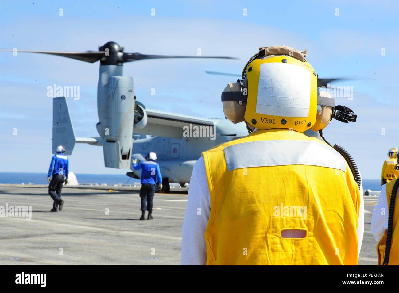 180814-N-VD 165-087 PAZIFISCHEN OZEAN (Aug. 14, 2018) Chef der Luftfahrt Bootsmann Mate (Kraftstoff) Francis Flores, um flott Training Group (ATG) Pacific zugeordnet, bewertet Flight Deck Operationen an Bord amphibisches Schiff USS Boxer (LHD4). Boxer ist unterwegs die Durchführung von Routineaufgaben im östlichen Pazifik. (U.S. Marine Foto von Mass Communication Specialist 1. Klasse Jose R. Jaen/Freigegeben) Stockfoto