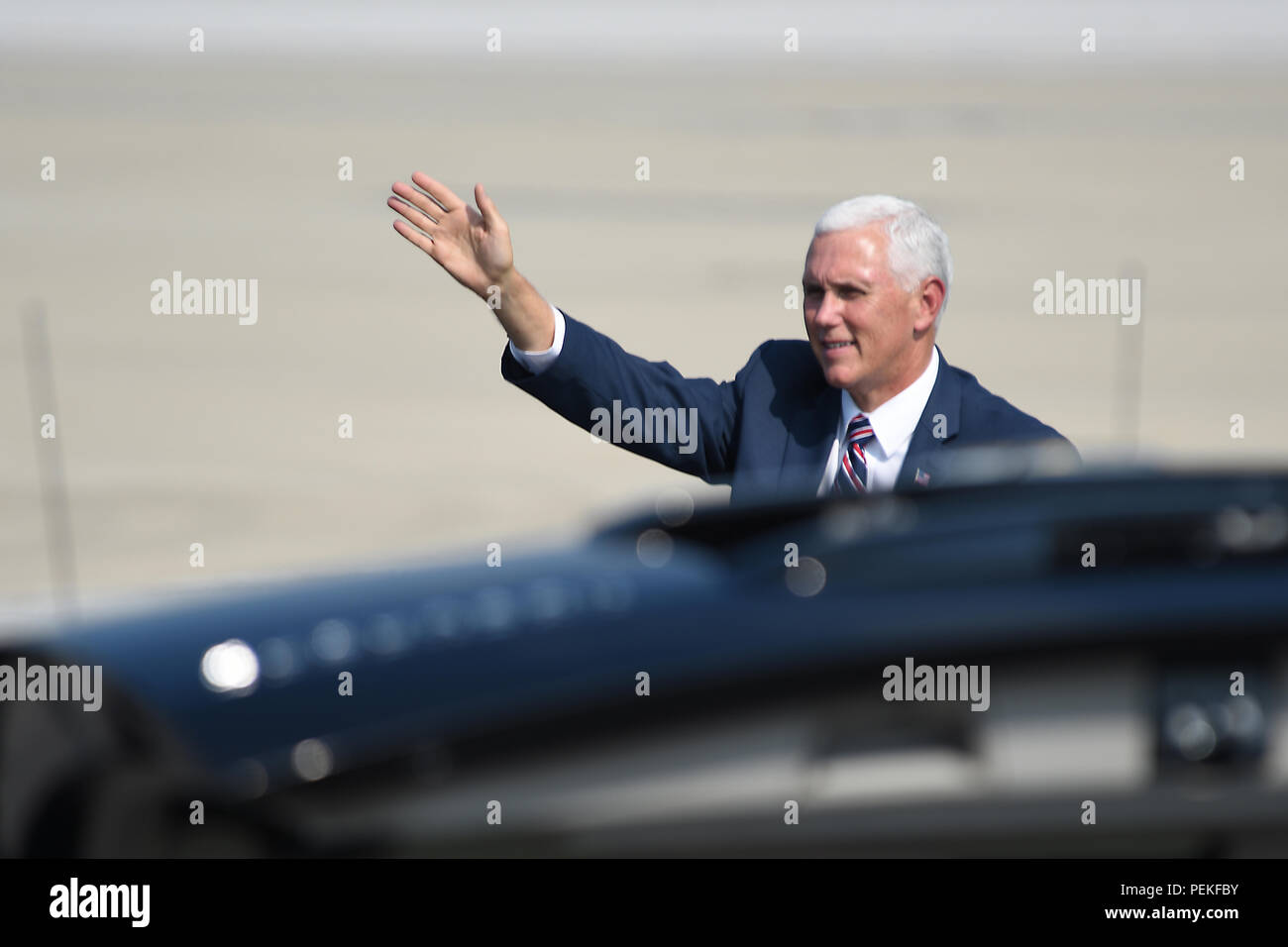 Vice President Mike Pence Wellen an, zu den Volksmengen Aug 14, 2018 Im Toledo Express Airport nach in Toledo, Ohio. Bevor er für eine Kampagne Fall abgewichen, Pence Zeit nahm Bereich Bewohner, die kamen, um ihre Unterstützung zu zeigen, zu begrüßen. (U.S. Air National Guard Foto von Flieger 1. Klasse hoffe Geiger) Stockfoto