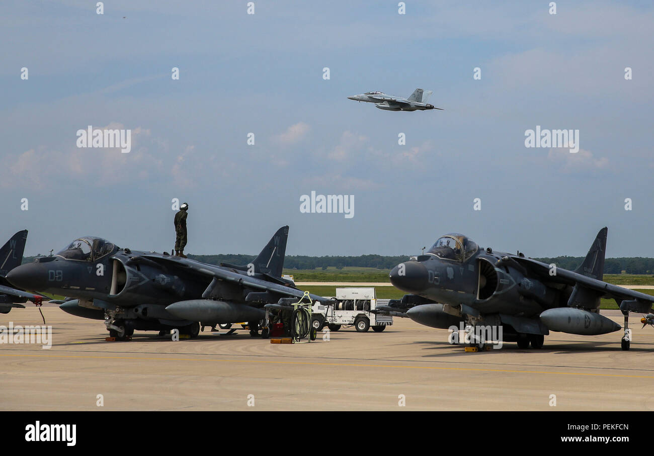 Eine Aviation ordnance Marine mit Marine Fighter Attack Squadron (VMA) 311 Aviation ordnance Marine beobachtet eine F/A-18 Hornet Start während der Übung Northern Blitz bei Volk Feld Counterland Training Center, Camp Douglas, Wis 12.08.14. Übung Northern Blitz 2018 ermöglicht der Air Force, Marine Corps, Navy Interoperabilität zwischen den Diensten zu verstärken und gibt die unterschiedlichen Branchen ein größeres Verständnis für die Luftfahrt Fähigkeiten innerhalb einer gemeinsamen Streitmacht. (U.S. Marine Corps Foto von Sgt. David Bickel) Stockfoto