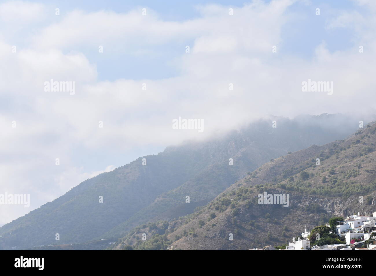 Spanien, Andalusien das Dorf Frigilana von wunderschönen Bergen eingerahmt. Stockfoto