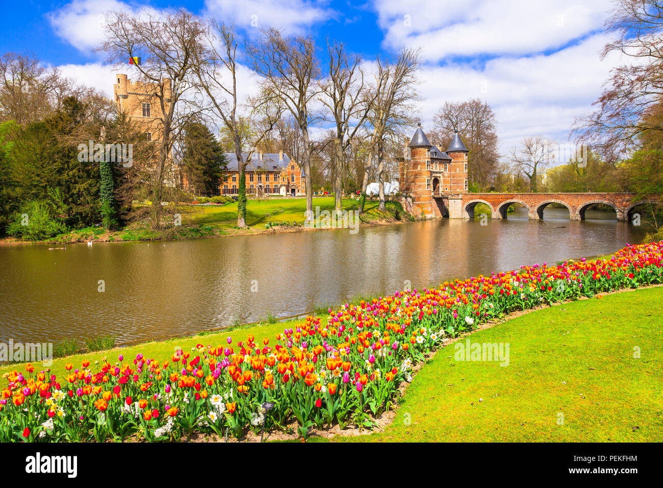 Beeindruckende Groot Bijgaarden Schloss und Blumen, Belgien. Stockfoto