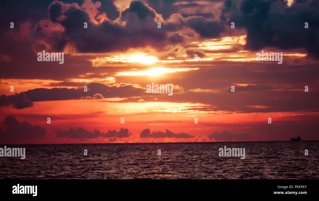 Landschaft Blick auf den Sonnenuntergang über dem Südchinesischen Meer, auf der Insel Borneo in Malaysia Stockfoto