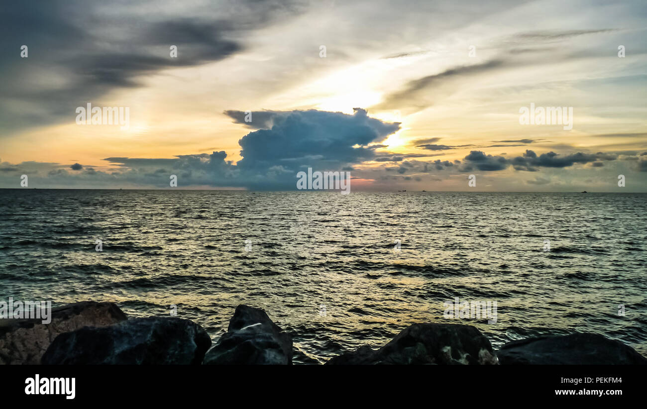 Landschaft Blick auf den Sonnenuntergang über dem Südchinesischen Meer, auf der Insel Borneo in Malaysia Stockfoto