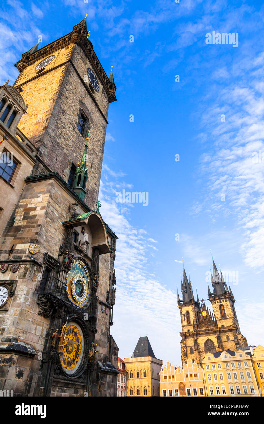 Wahrzeichen von Europa, Prag Stadt über Sonnenuntergang, Ansicht mit Schloss und Uhren, Tschechische Republik. Stockfoto