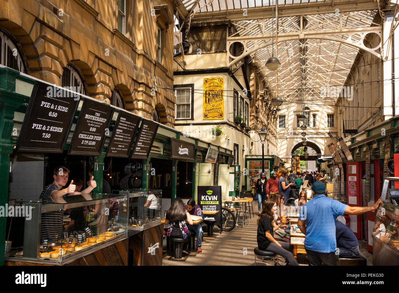 Großbritannien, England, Bristol, St Nicholas Markt, Glas Arcade, Cafés und Restaurants. Stockfoto