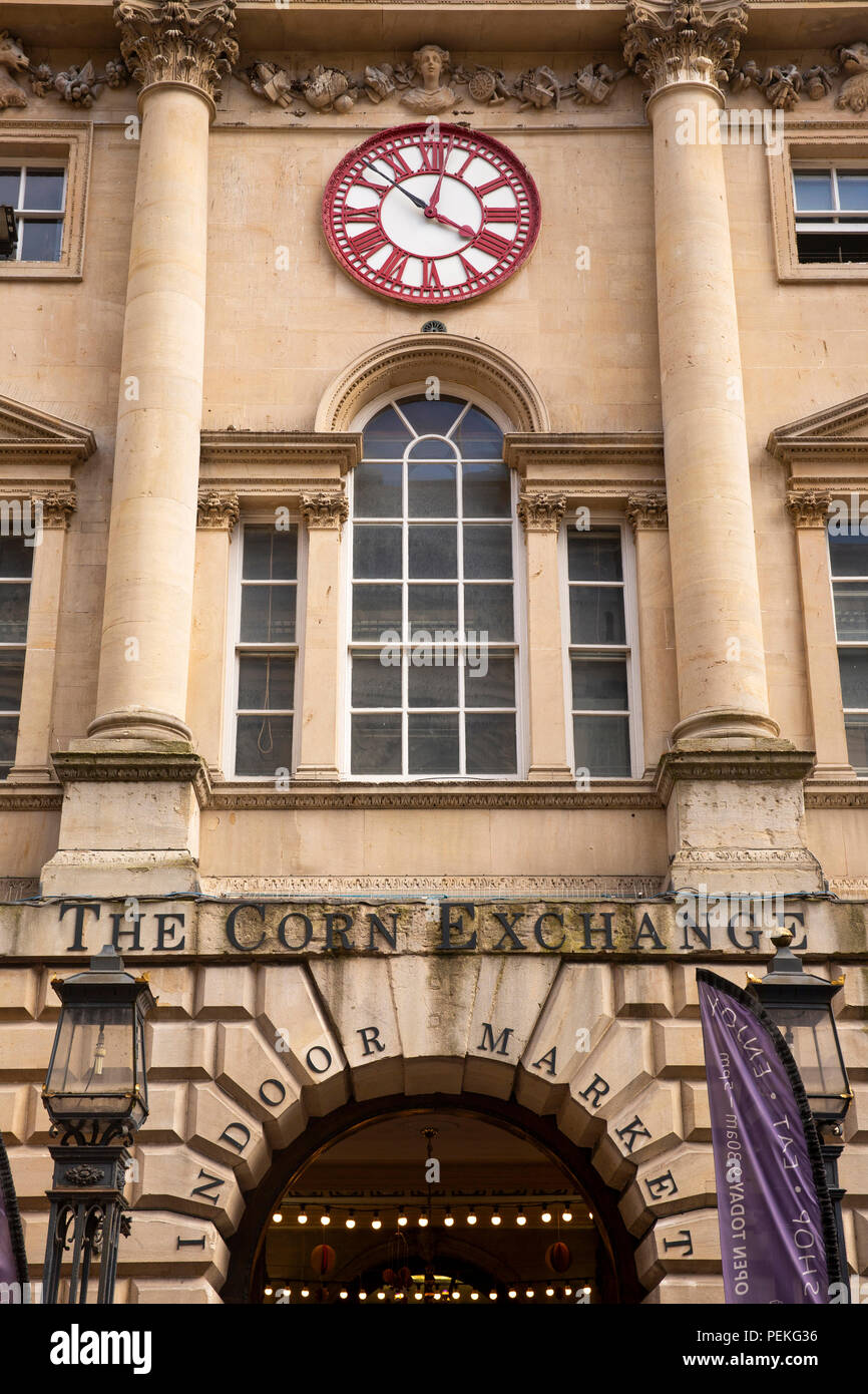 Großbritannien, England, Bristol, Mais Street, St Nicholas Markt in ehemaliger Corn Exchange Gebäude, Uhr mit zwei Minuten Hände sichtbar London und lokale Zeit Stockfoto