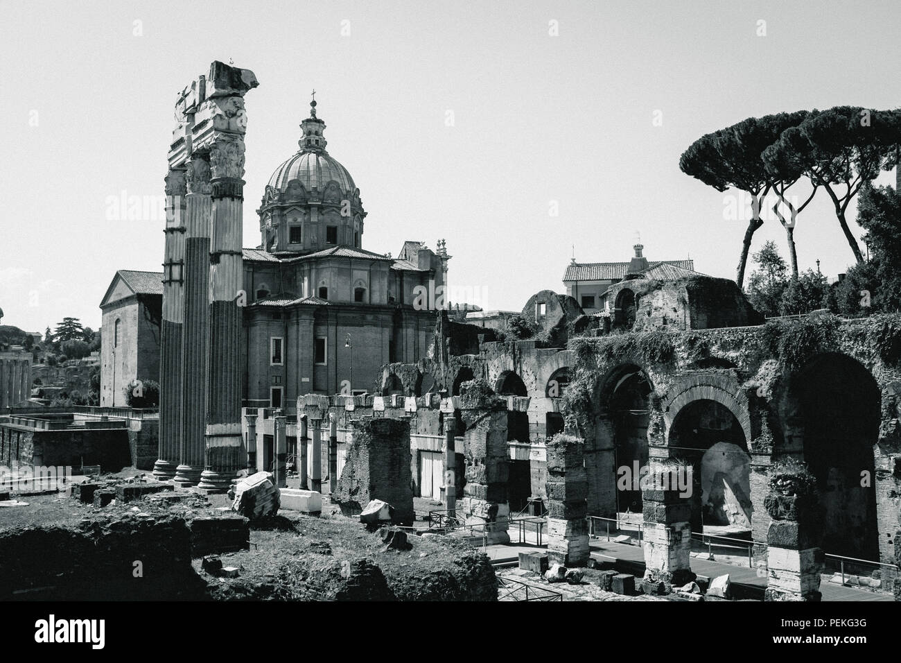 Schwarz-weiß-Bild der antiken Ruinen und Reste von Gebäuden in das Forum Romanum, Rom, Italien Stockfoto