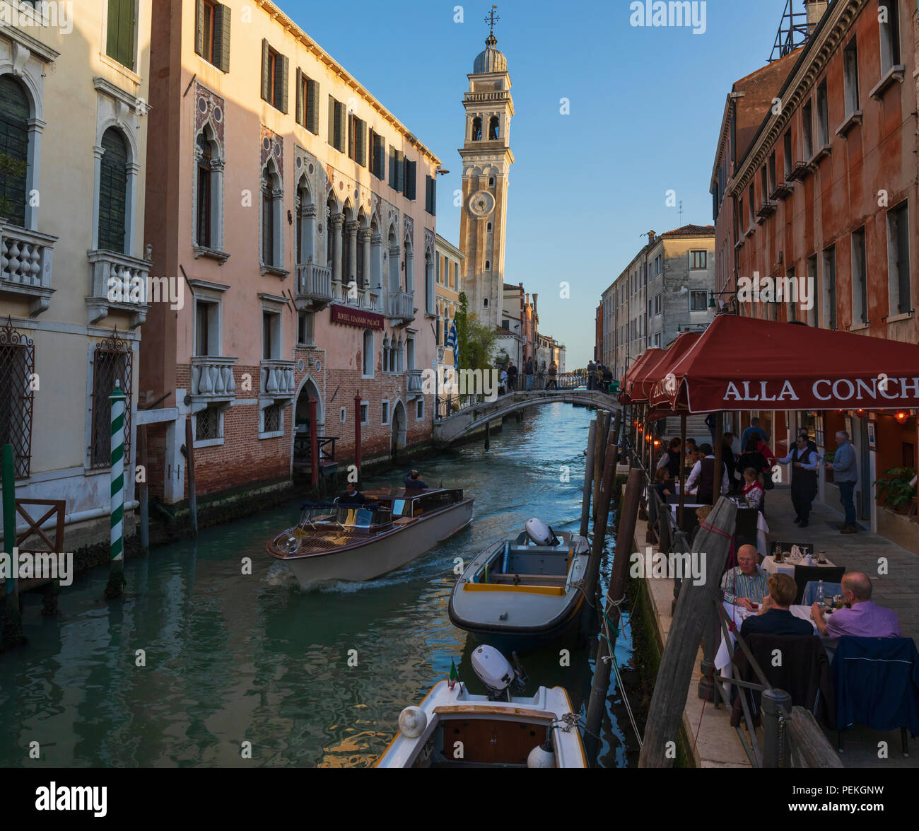 Venedig, Venedig Provinz, Region Venetien, Italien. Der schiefe Kirchturm von San Giorgio dei Greci Kirche auf dem Rio dei Greci. Der Glockenturm stammt aus dem Stockfoto