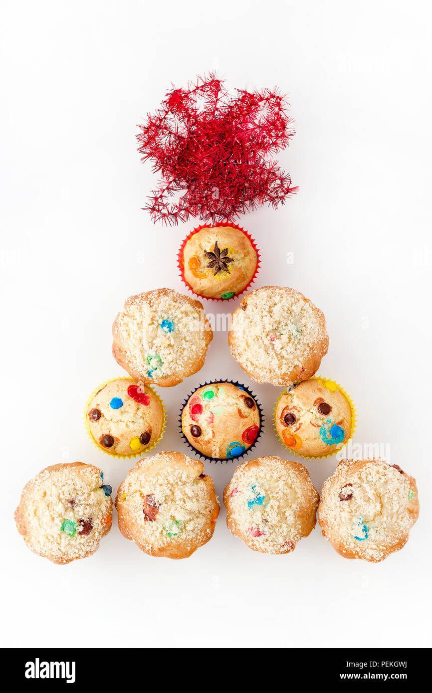 Muffins mit Streusel in Form neues Jahr Baum. Weihnachten Konzept. Weißer Hintergrund. Blick von oben. Stockfoto
