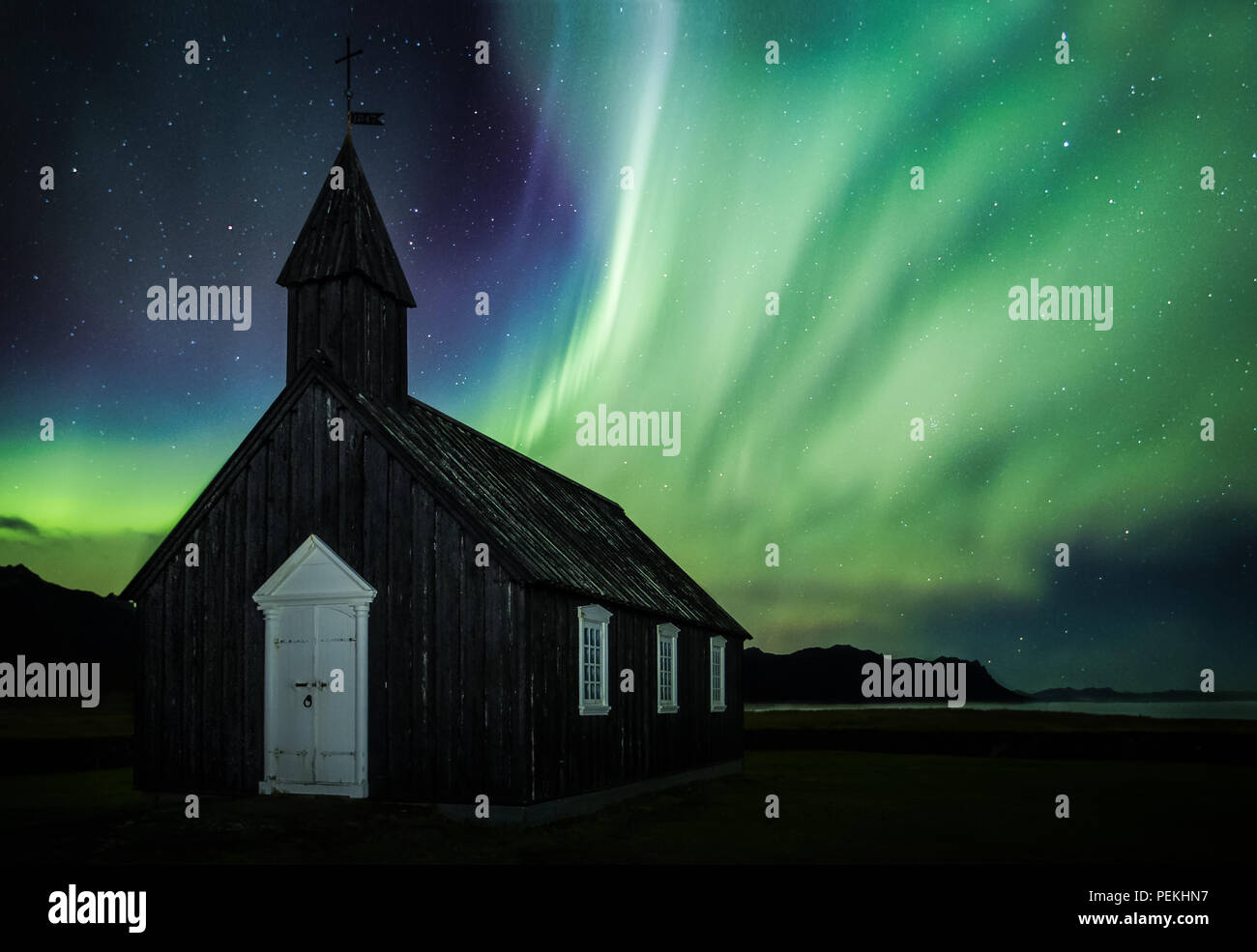 Budir Kirche unter dem Aurora Borealis und Northern Lights auf der Halbinsel Snaefellsnes, Island Stockfoto