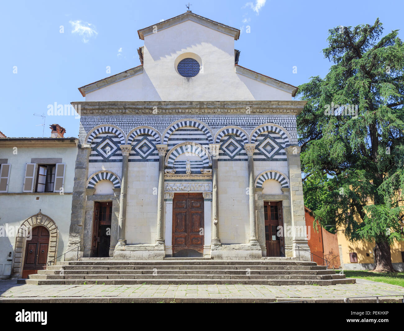 Fassade - Kirche von Sant'Andrea (Pieve di Sant'Andrea), ist eine Kirche aus dem 8. Jahrhundert in Pistoia, Toskana, Italien Stockfoto