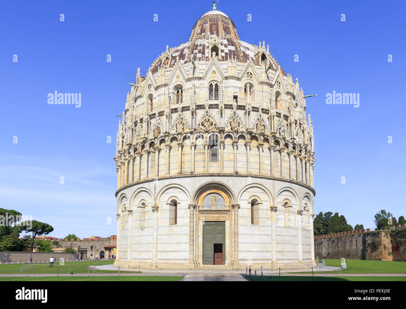 Pisa, Campo dei Miracoli - Baptisterium von St. John, Beispiel für den Übergang von der Romanik zur Gotik Stockfoto