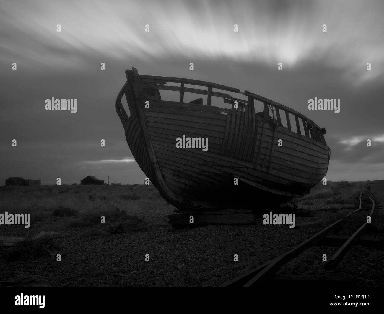 Boot Wrack, Langzeitbelichtung in Dungeness, Kent, Großbritannien - Monochrom genommen Stockfoto