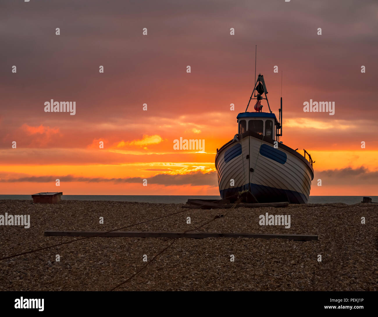 Fischerboot bei Sonnenaufgang, in Dungeness, Kent, Großbritannien Stockfoto