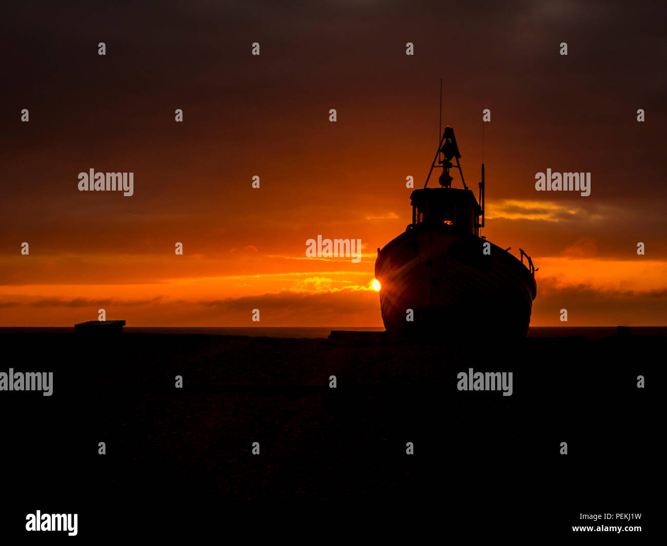 Fischerboot bei Sonnenaufgang, in Dungeness, Kent, Großbritannien Stockfoto
