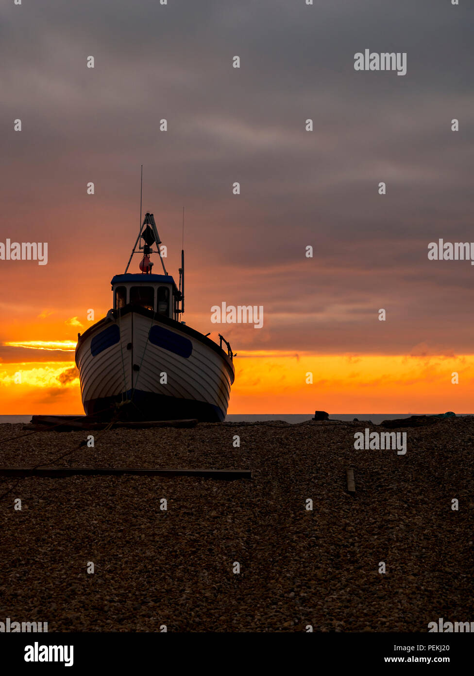 Fischerboot bei Sonnenaufgang, in Dungeness, Kent, Großbritannien Stockfoto