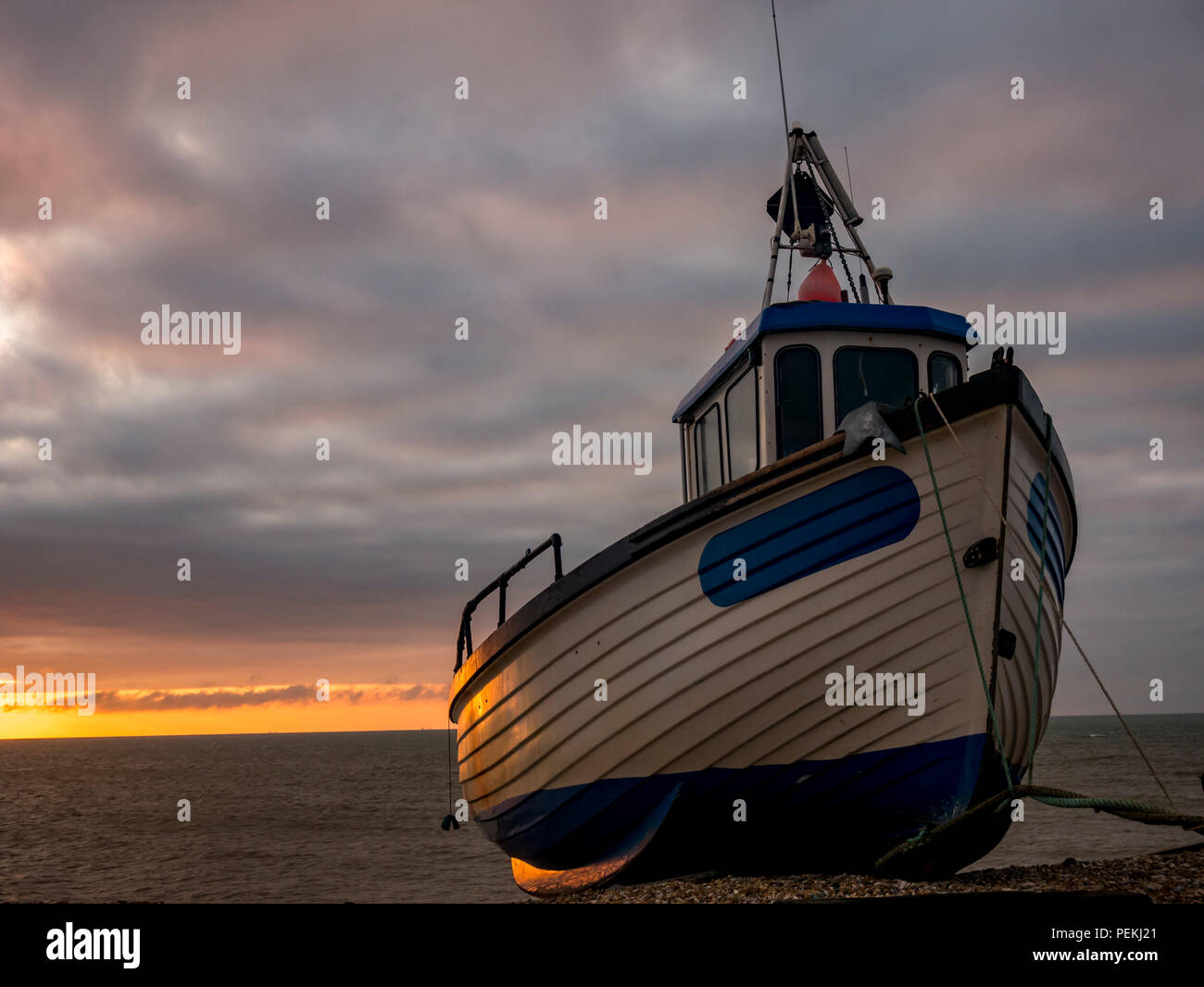 Fischerboot bei Sonnenaufgang, in Dungeness, Kent, Großbritannien Stockfoto