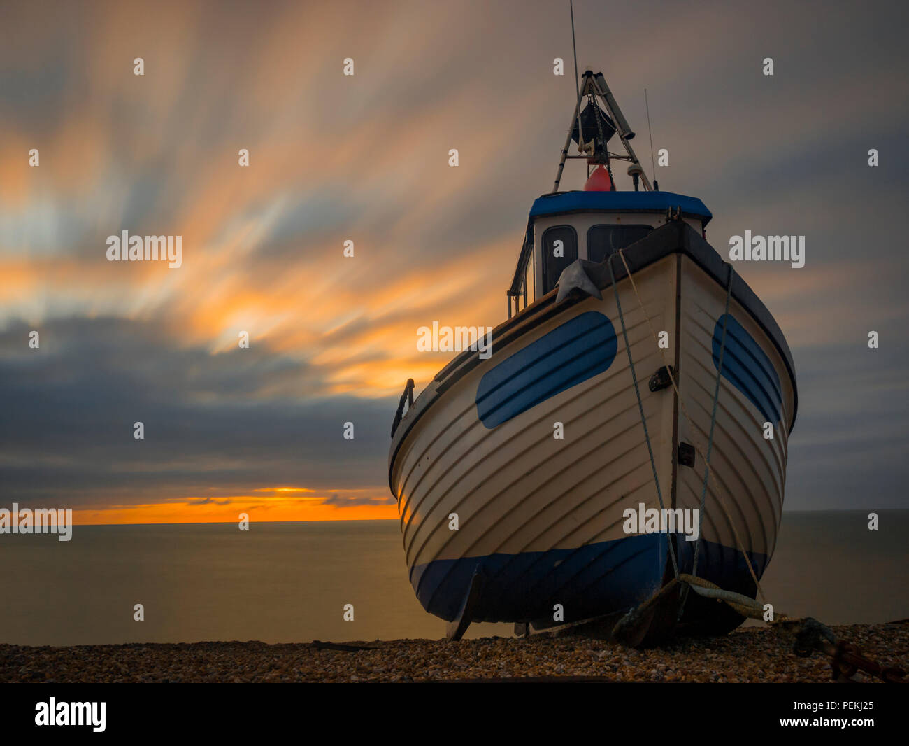 Fischerboot bei Sonnenaufgang, in Dungeness, Kent, Großbritannien Stockfoto