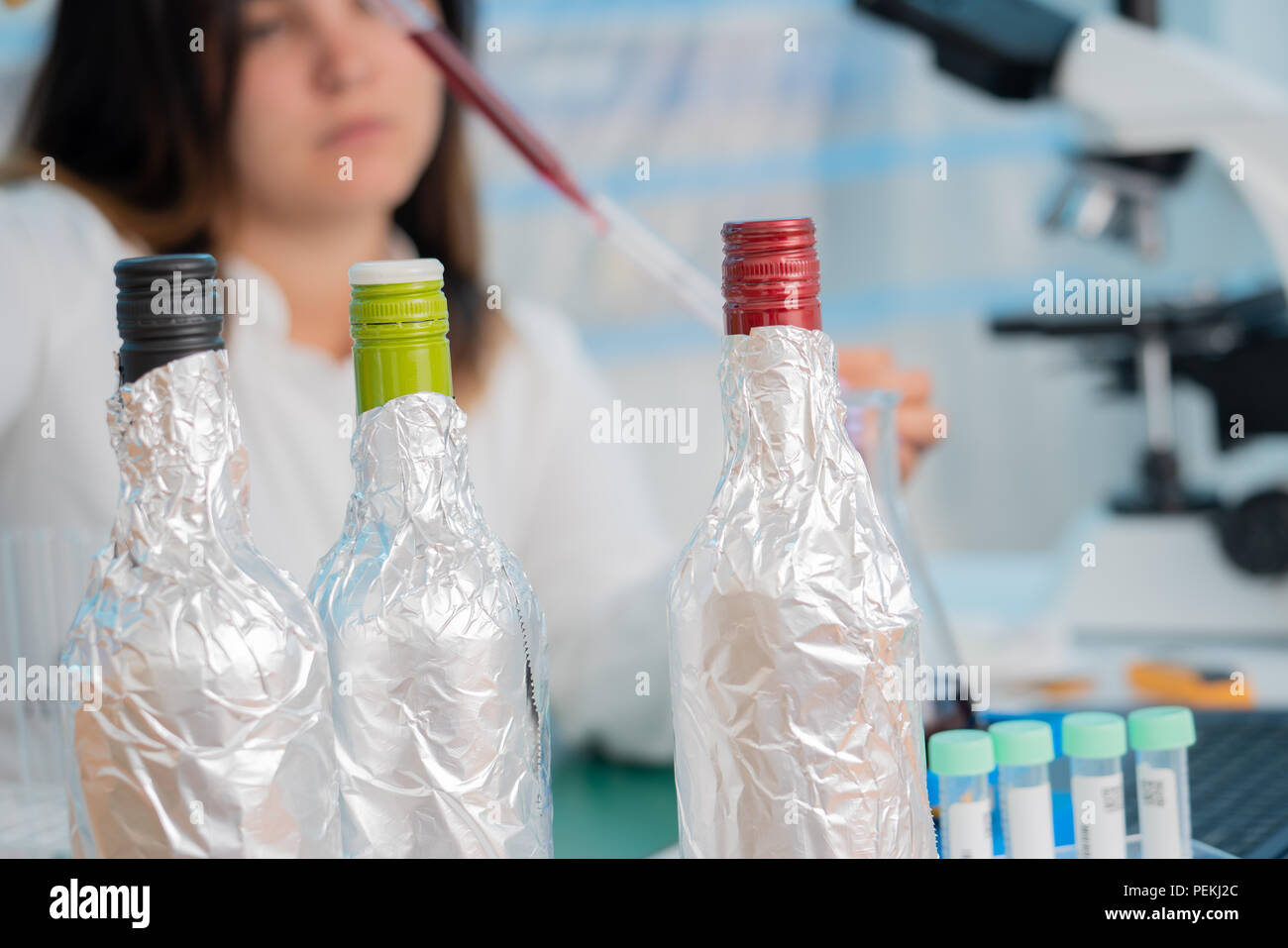 Qualitätskontrolle Experte Inspektion Wein im Essen Labor Stockfoto