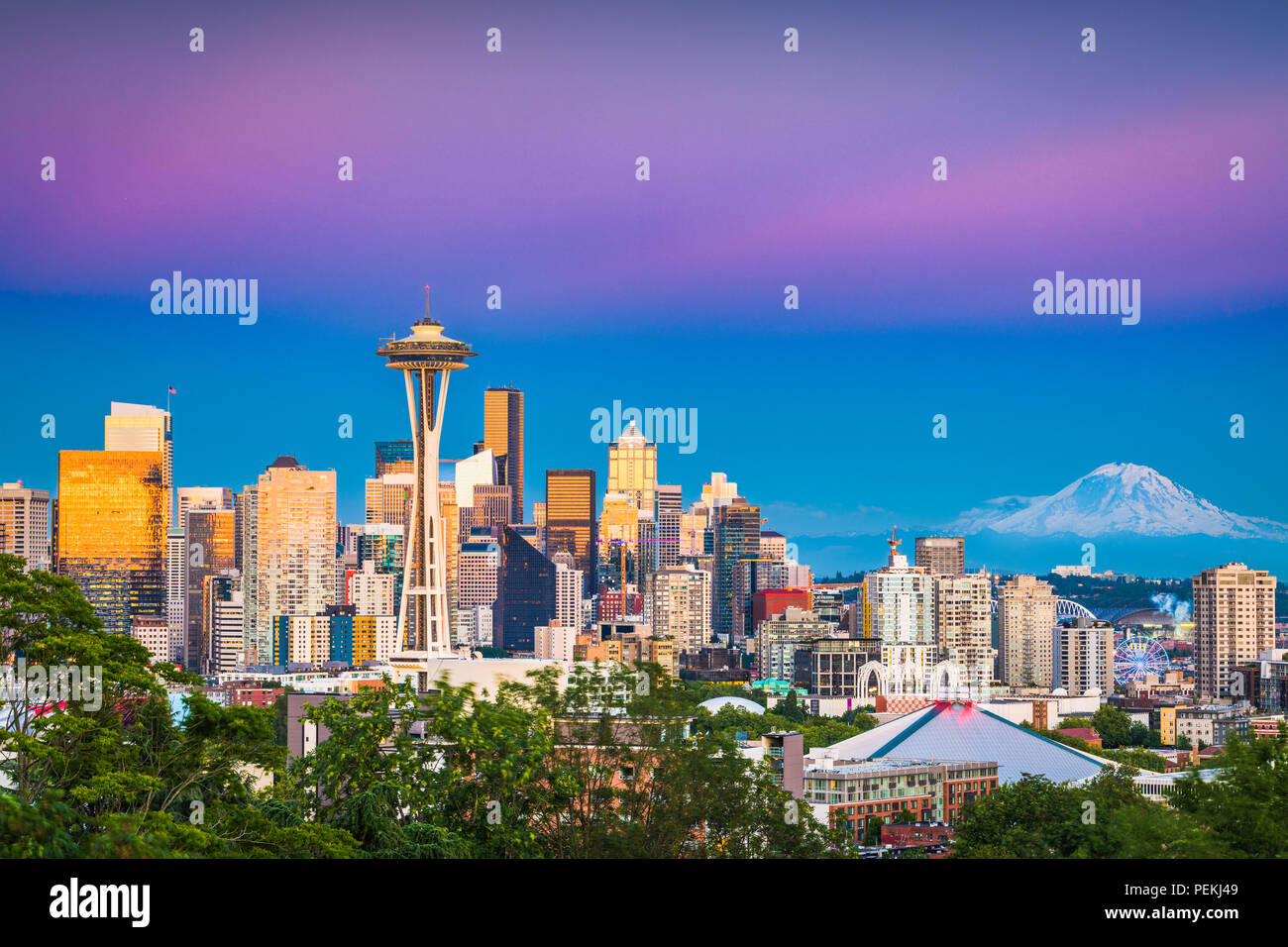 Seattle, Washington, USA Downtown Skyline bei Nacht mit Mt. Rainier. Stockfoto