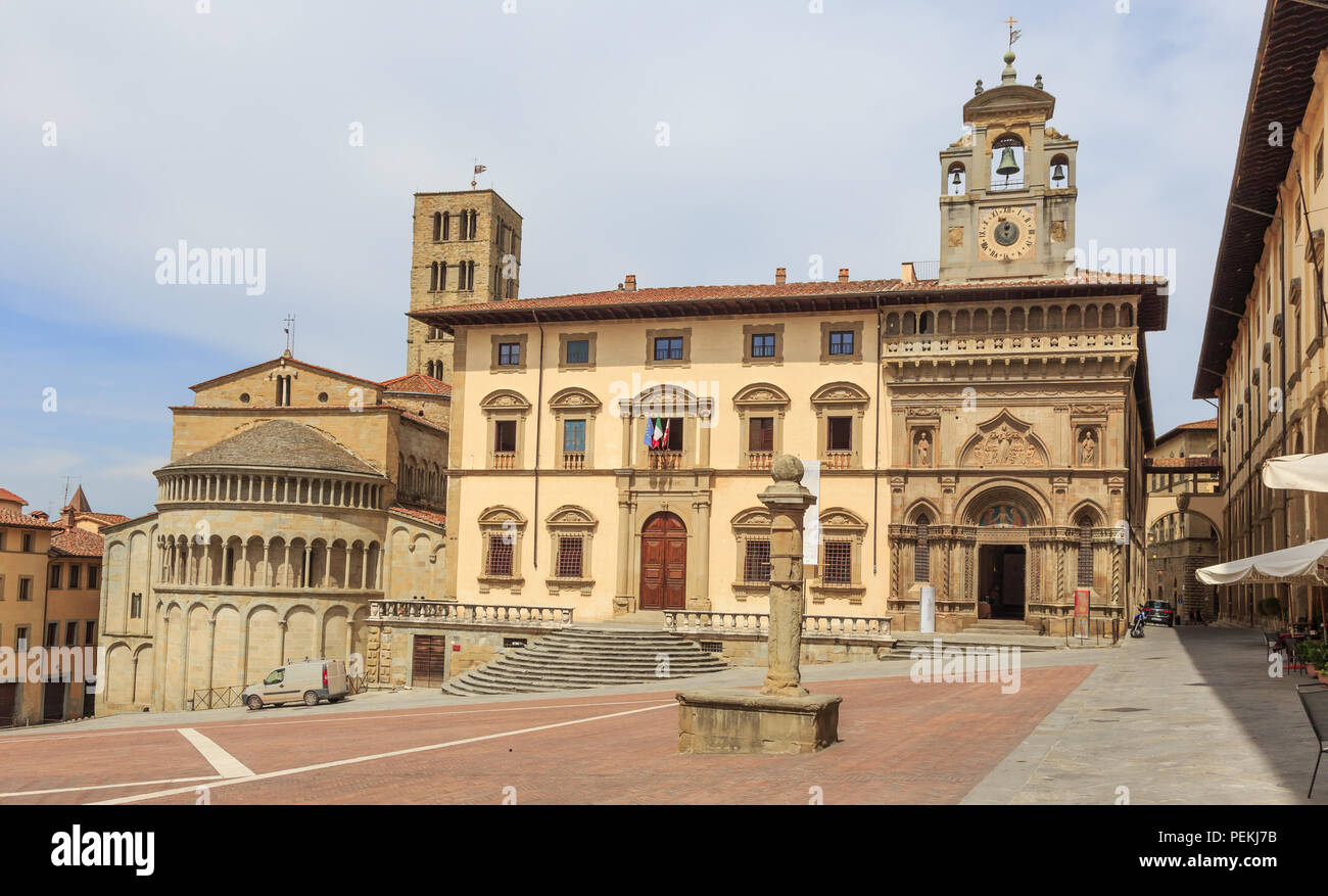 Arezzo in der Toskana, Italien - Piazza Grande, die Kirche Santa Maria della Pieve und über di Seteria Stockfoto