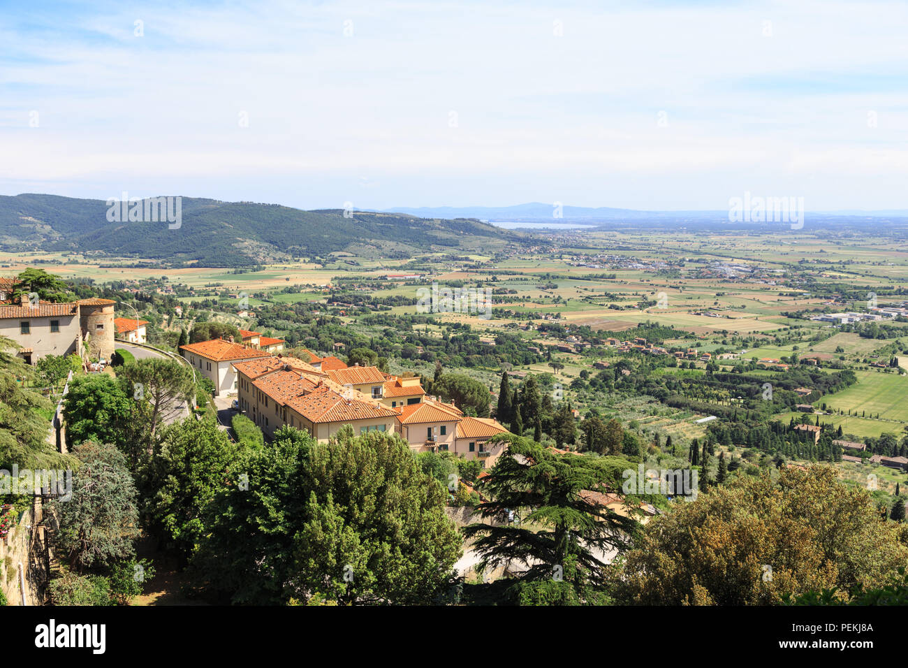 Cortona - Blick Richtung Südosten von Val di Chiana, einer alluvialen Tal in die Toskana, der Trasimenische See erreicht. Stockfoto