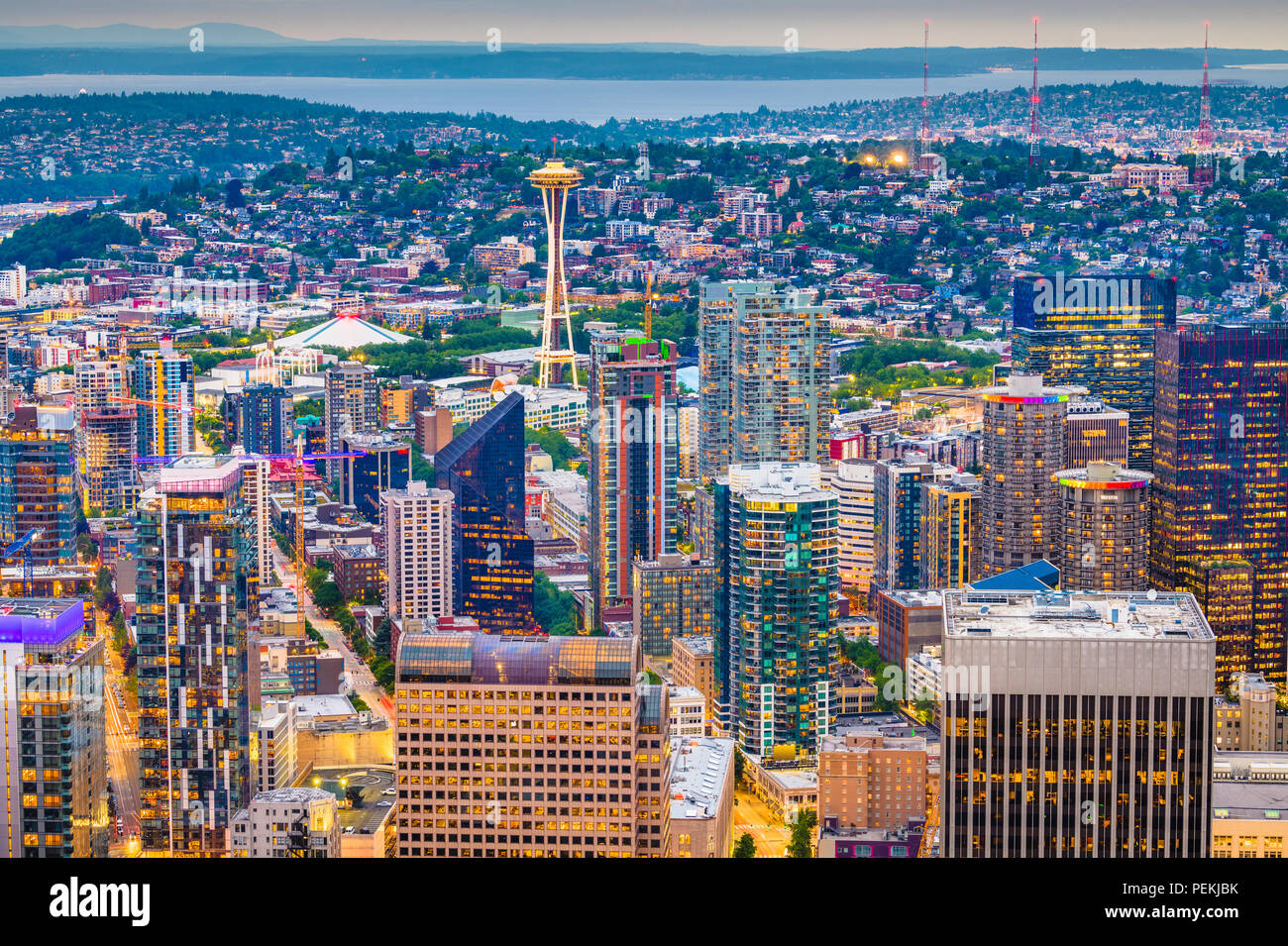 Seattle, Washington, USA Downtown Skyline von oben in der Abenddämmerung. Stockfoto