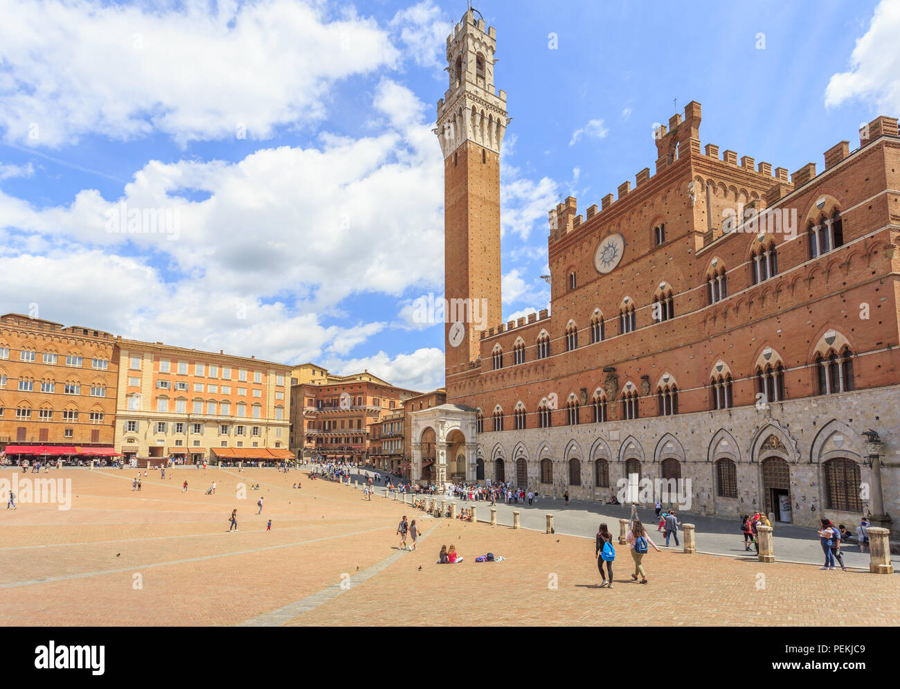 Palazzo Pubblico und Torre del Mangia, Piazza del Campo in Siena, Toskana, Italien Stockfoto