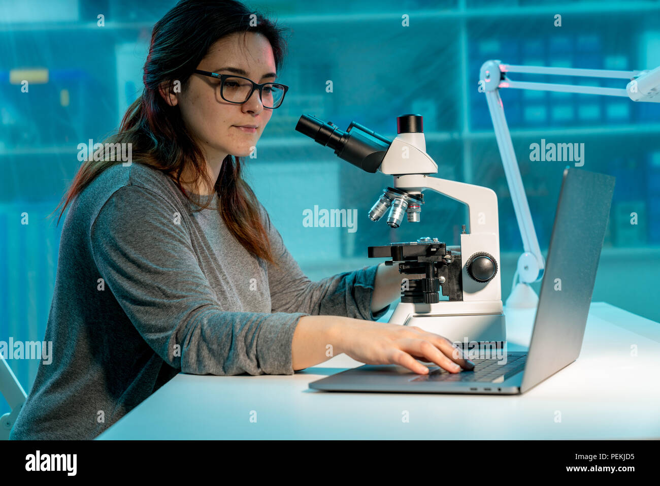 Weibliche Wissenschaftler Forscher experimentieren im Labor Stockfoto