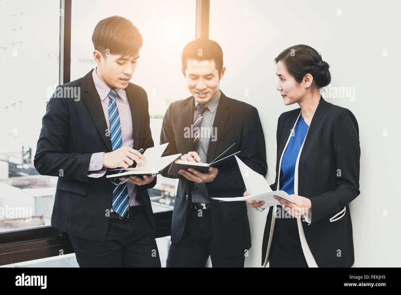 Neue asiatische Unternehmen Gespräch und Diskussion mit den KMU-Fachberater erklären nach Seminar- und Veranstaltungsräume, wie Erfolg und achie Stockfoto