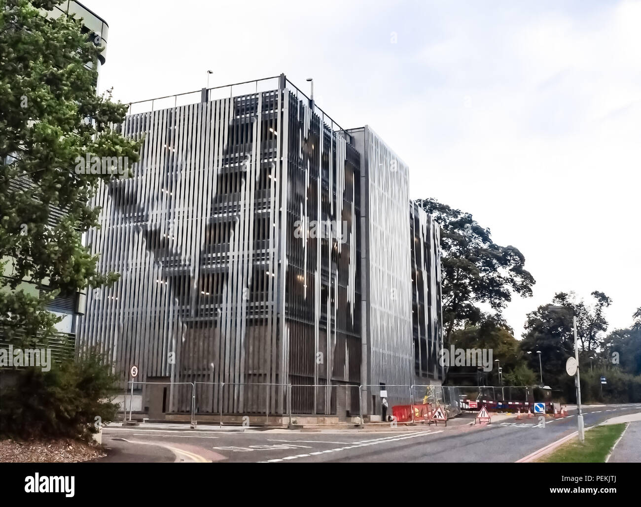 Die modernen architektonischen Stile an der Universität Oxford Campus vor Ort im Churchill Hospital, Oxford Stockfoto