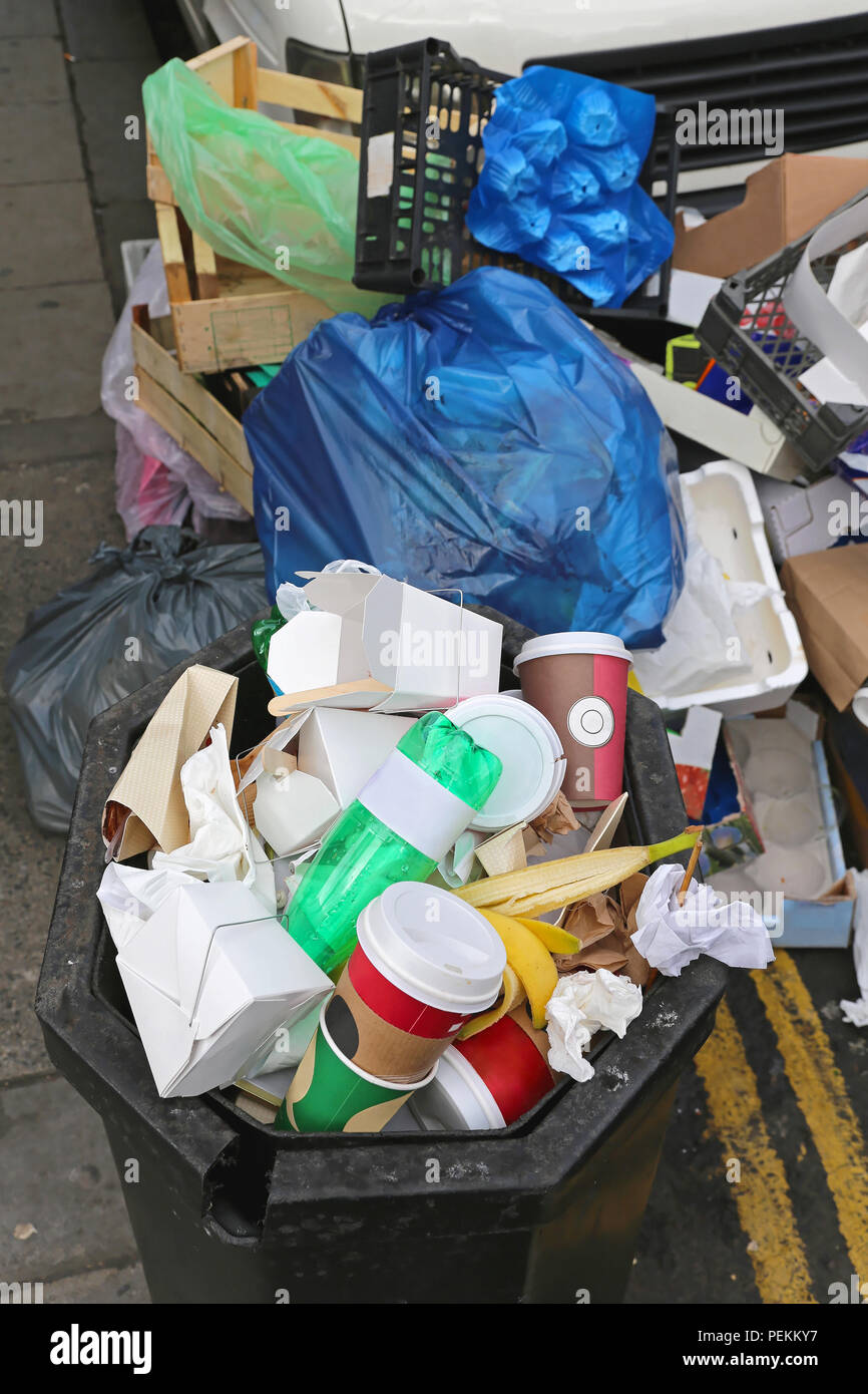 Abfall türmt sich bei abfallsammler Streik Stockfoto