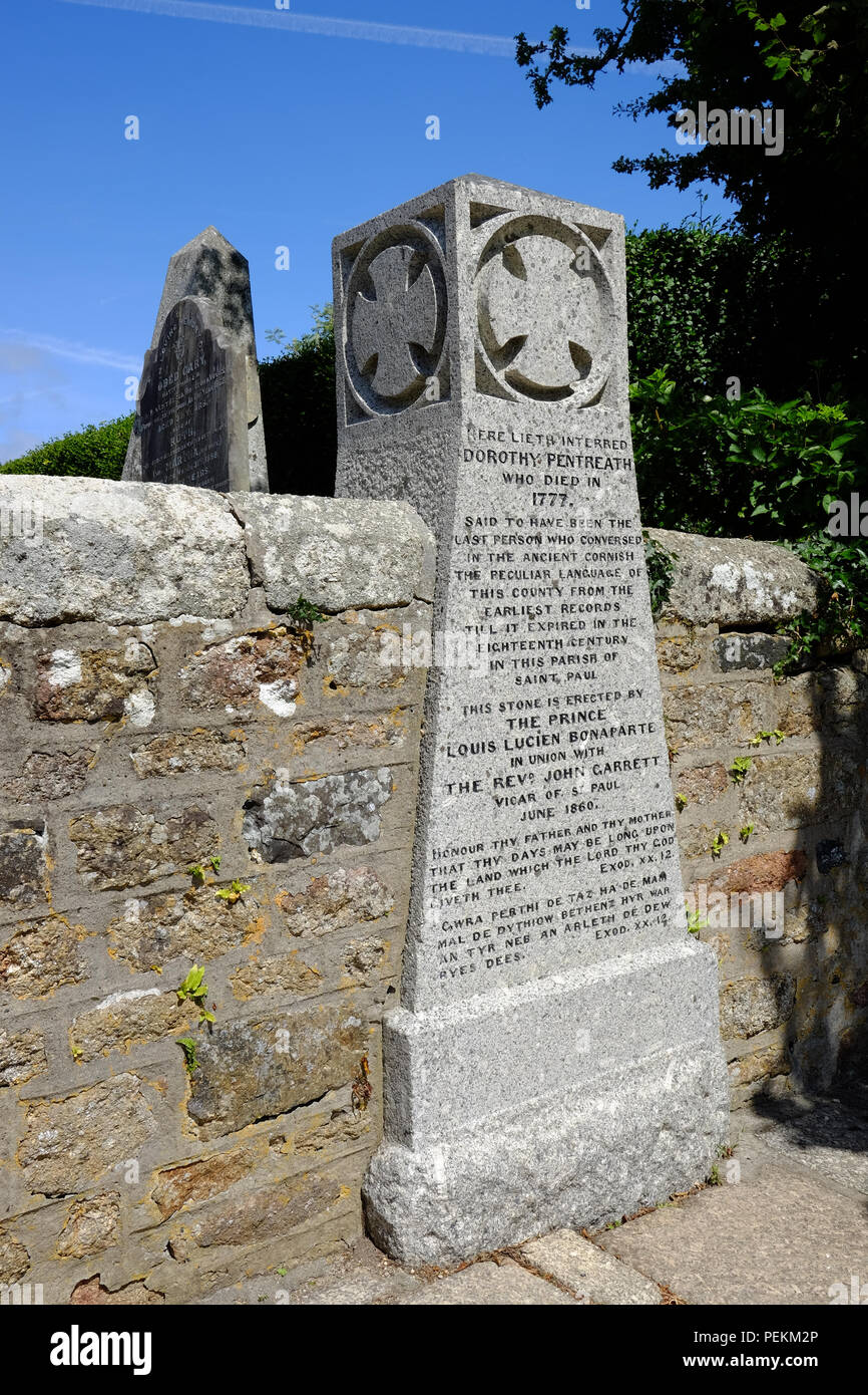 Gedenkstätte von Dolly Pentreath, letzte native Cornish Lautsprecher, auf dem Friedhof in Paul, Cornwall Stockfoto