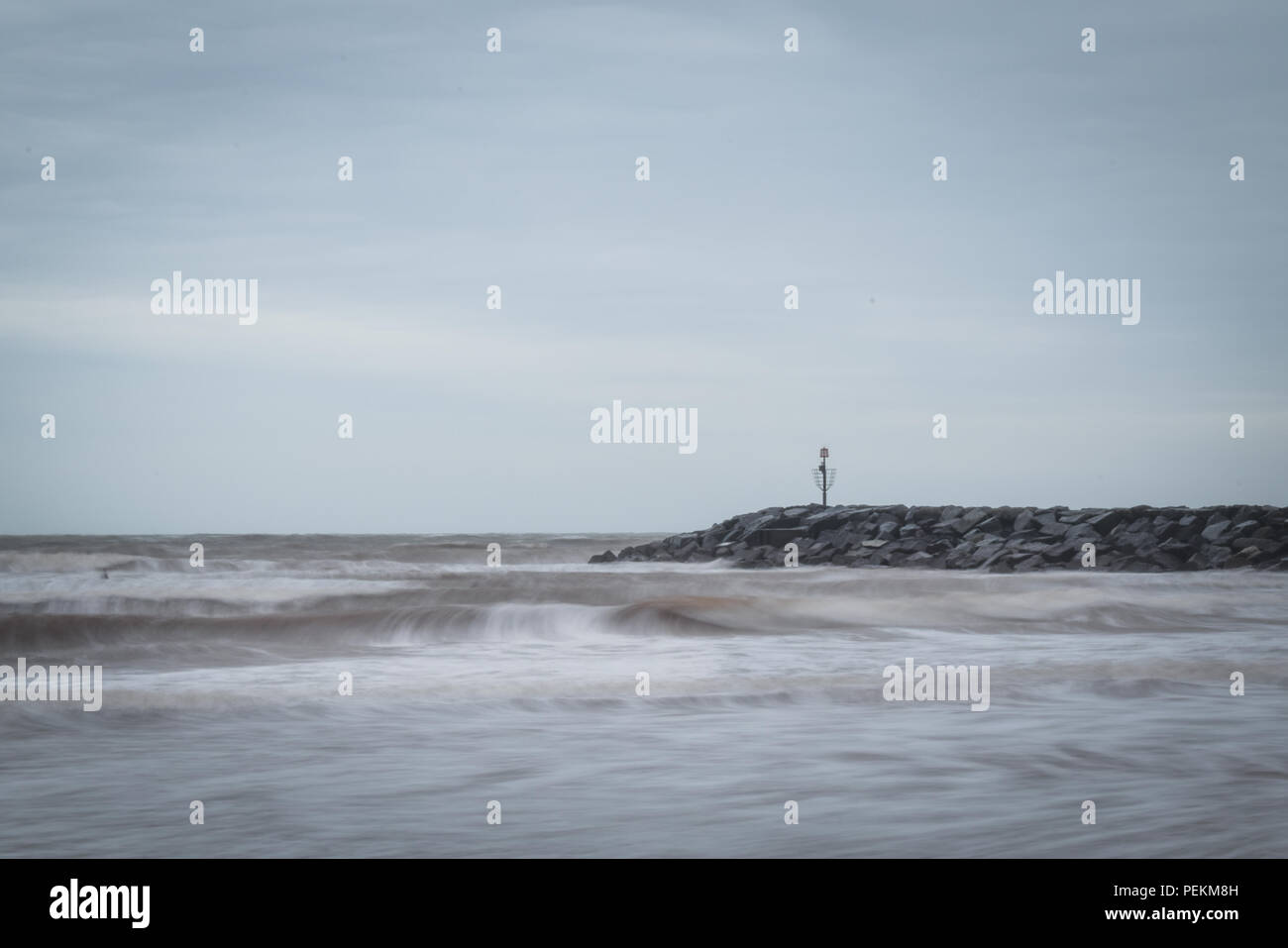 Sidmouth Strand in einem Sturm, Teil der Jurassic Coast, Weltkulturerbe, in Devon, England, Vereinigtes Königreich. Stockfoto