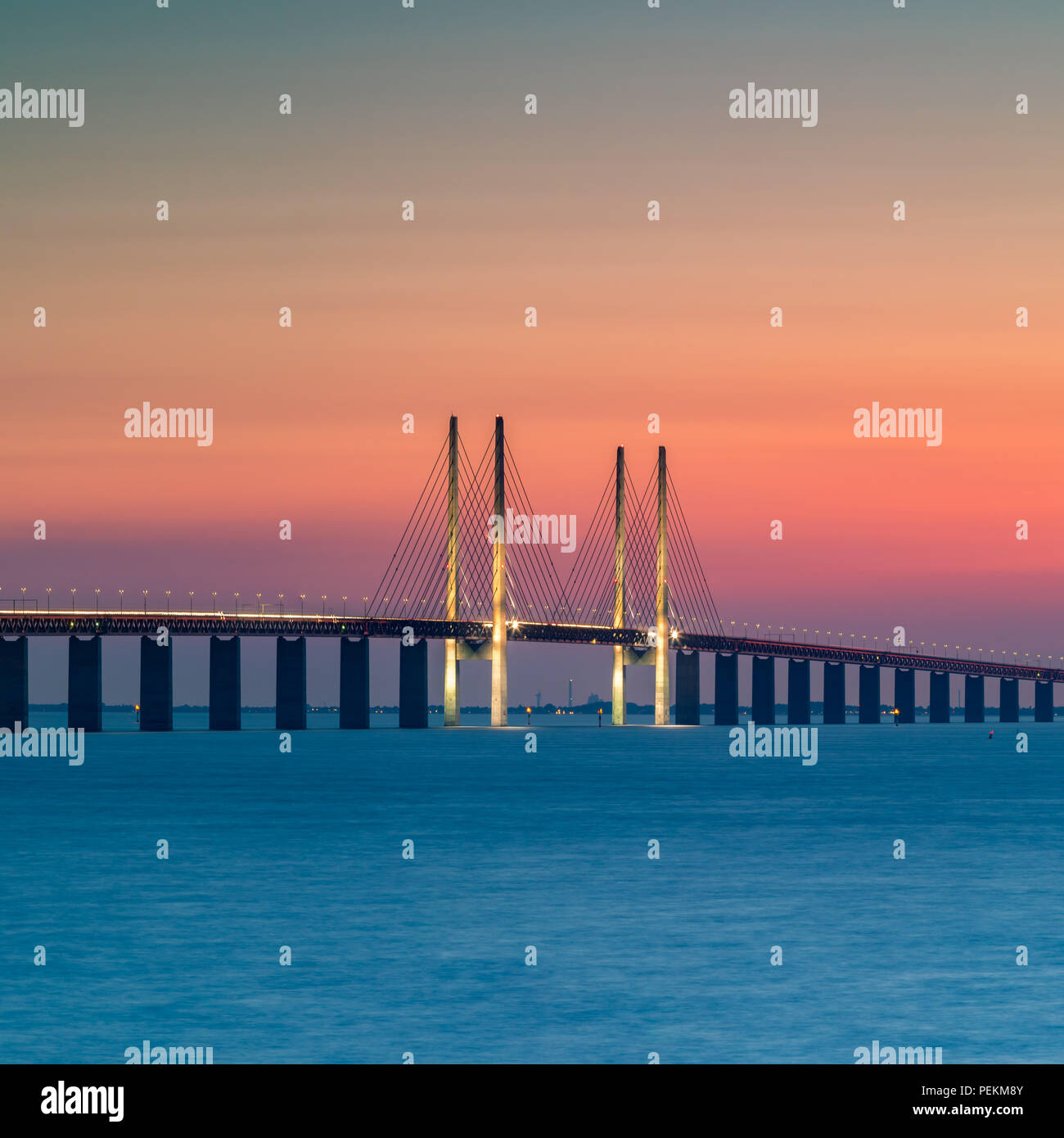 Die Øresund-Brücke ist die längste kombinierte Straßen- und Eisenbahnbrücke in Europa und verbindet zwei größere Städte: Kopenhagen und Malmö. Stockfoto