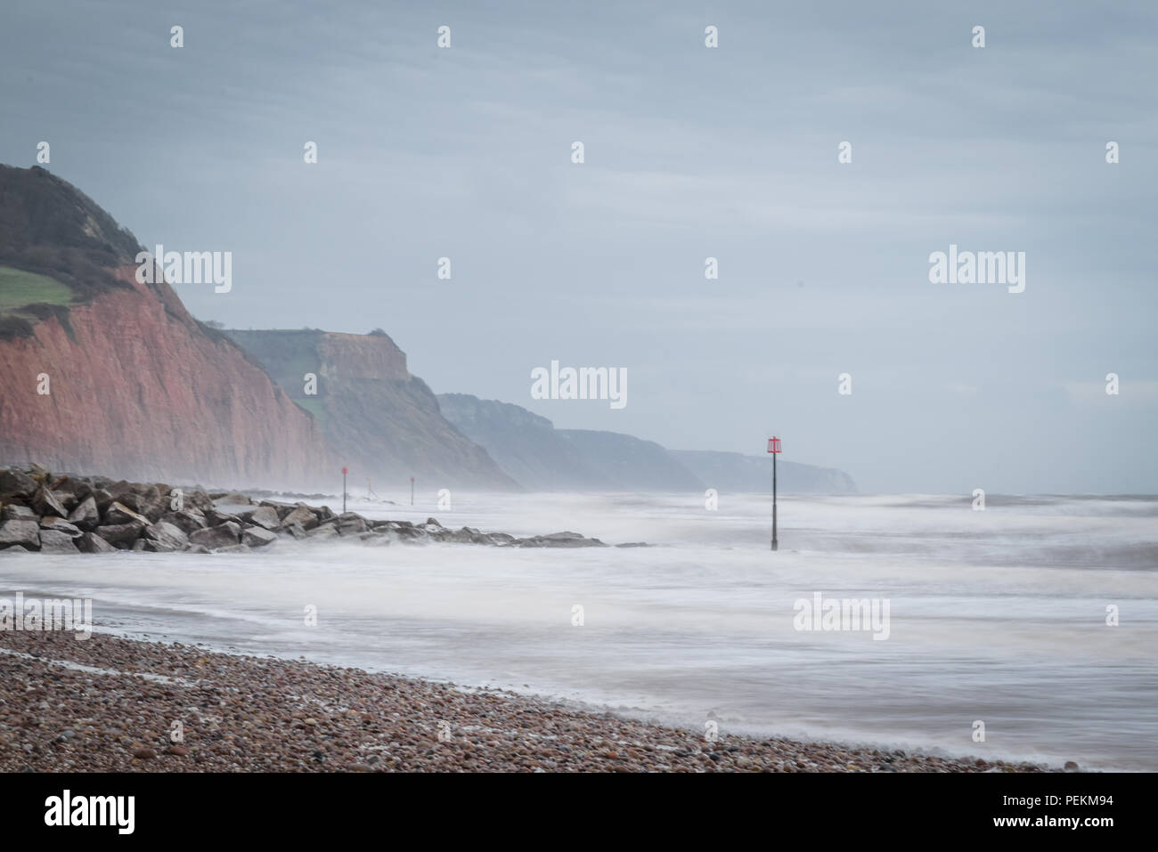 Sidmouth Strand in einem Sturm, Teil der Jurassic Coast, Weltkulturerbe, in Devon, England, Vereinigtes Königreich. Stockfoto