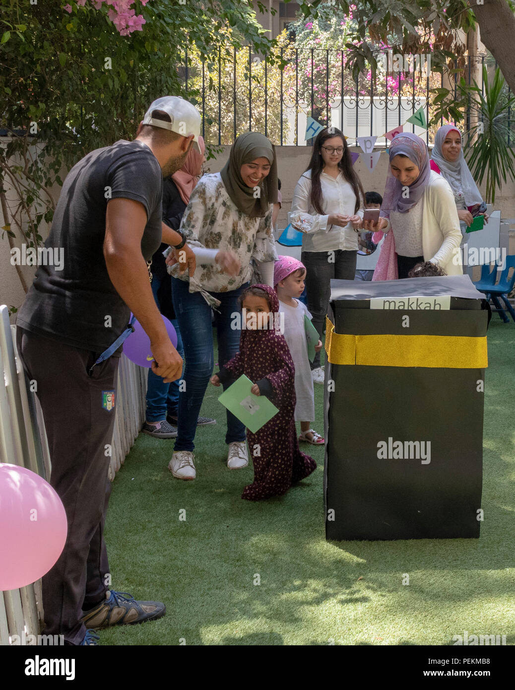 Kairo, Ägypten. Kinder in der Vorschule feiert den bevorstehenden Eid (Urlaub) zu Fuß um eine Imitation mekkanische Kaaba. Stockfoto
