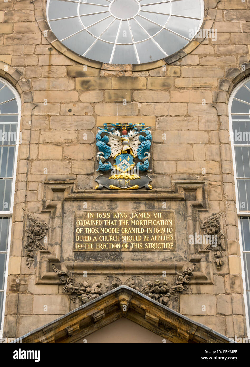 Canongate Kirche mit rundem Fenster, Gold 1688 datierte Inschrift mit James VII und heraldischen Symbolen, Royal Mile, Edinburgh, Schottland, UK Stockfoto