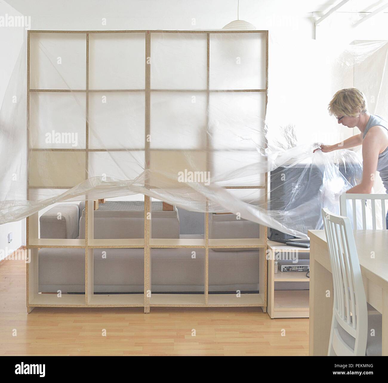 Mann und Frau sind die Vorbereitung für die Lackierung von Möbeln Stockfoto