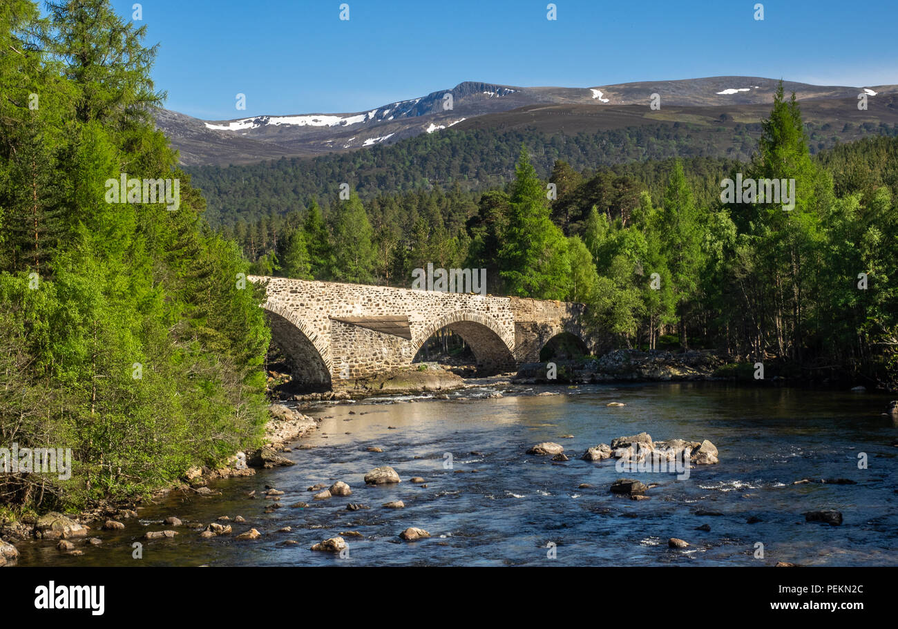 Die alte Brücke über den Fluss Dee an Invercauld in der Nähe von Braemar in den Highlands von Schottland Stockfoto