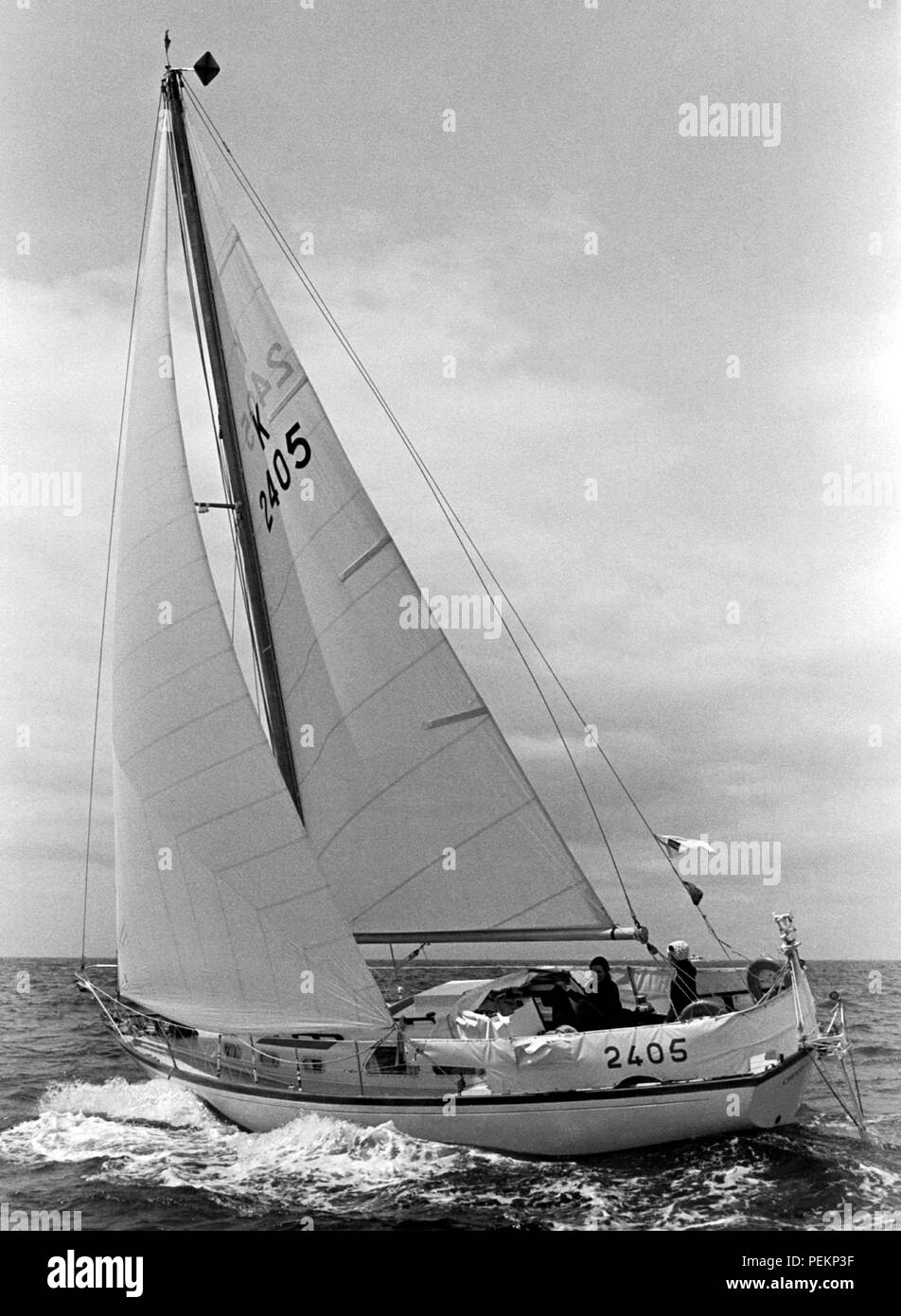 AJAXNETPHOTO. 7. JULI, 1974. PLYMOUTH, ENGLAND - ROUND BRITAIN RACE - Yachtcharter KIRSCHBLÜTE am Start; SKIPPER CLARE FRANCIS (GBR) Foto: Jonathan Eastland/AJAX REF: 740707 22 Stockfoto