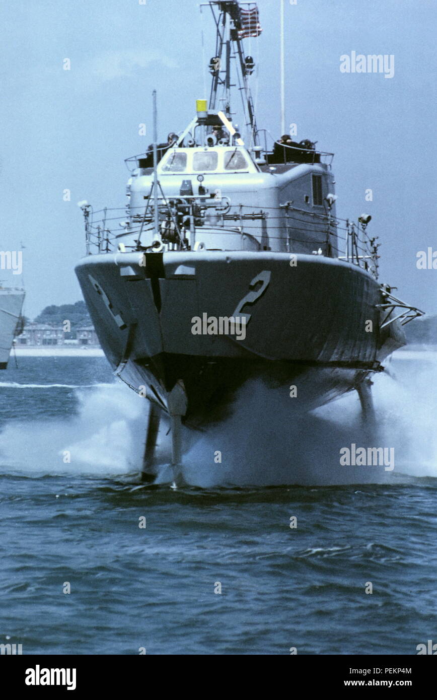 AJAXNETPHOTO. 22. Juni, 1971. SOLENT, England. - CANARD TRAGFLÜGELBOOT - DER U.S. NAVY STAND DER TECHNIK FLYING TRAGFLÜGELBOOT PROTOTYP USS TUCUMCARI ANGETRIEBEN DURCH WASSERSTRAHL ANGETRIEBEN DURCH BRITISCHE BRISTOL PROTEUS GAS TURBINE BEI 40 KNOTEN WÄHREND EINER ANZEIGE IN DEN SOLENT. Foto: Jonathan Eastland/AJAX REF: 602653 Stockfoto